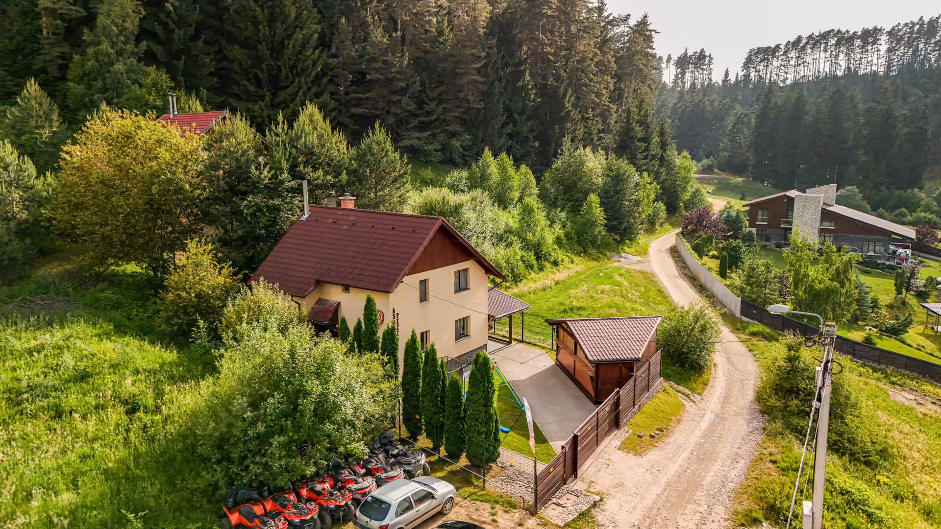 Vedere aeriană cu Casa Georgea din Săcele și curtea amenajată