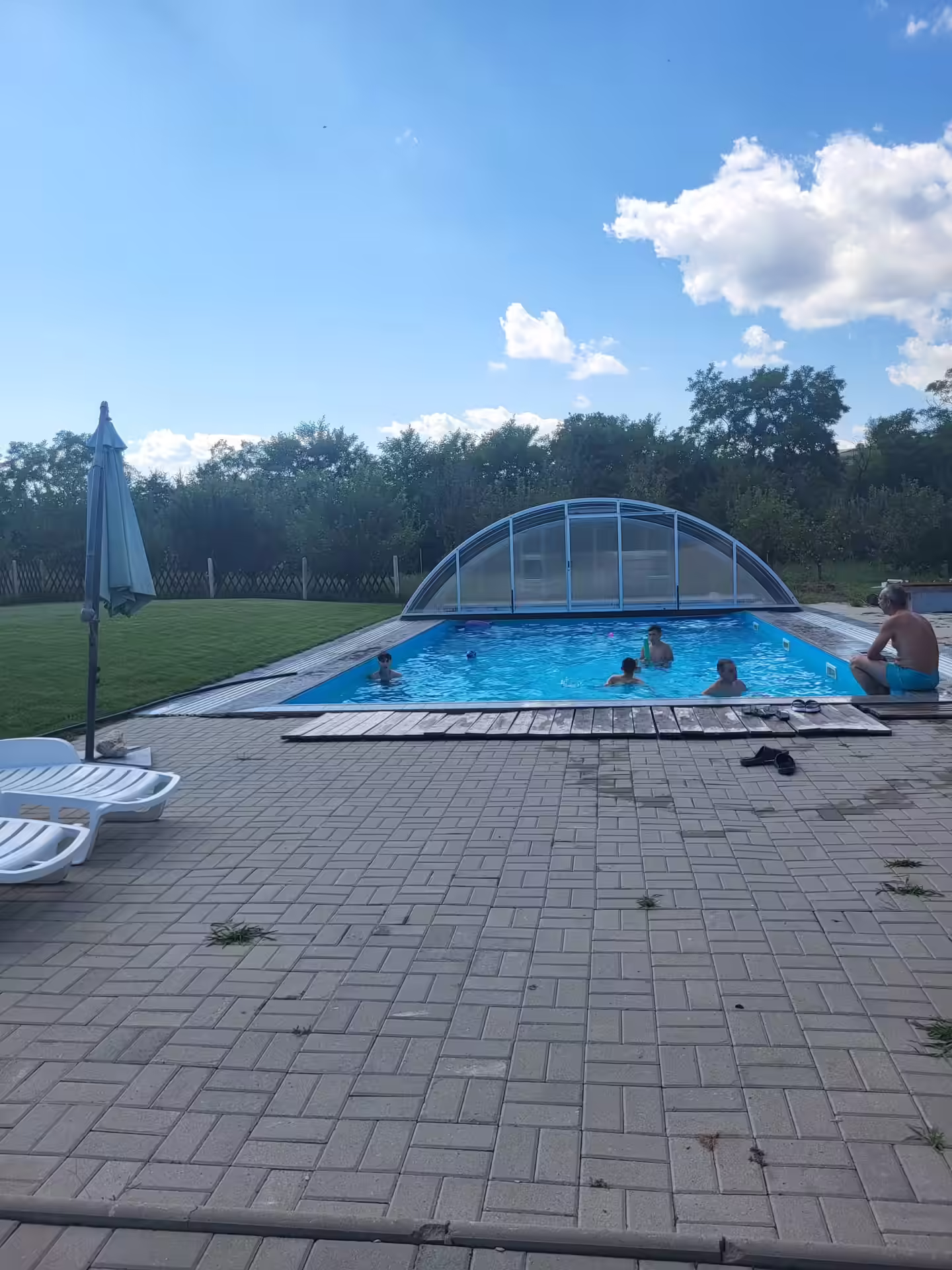 Terasa piscinei cu șezlonguri și umbrelă la casa de vacanță Ema & Sofi, Sibiu Terasa piscinei cu șezlonguri și umbrelă la casa de vacanță Ema & Sofi, Sibiu