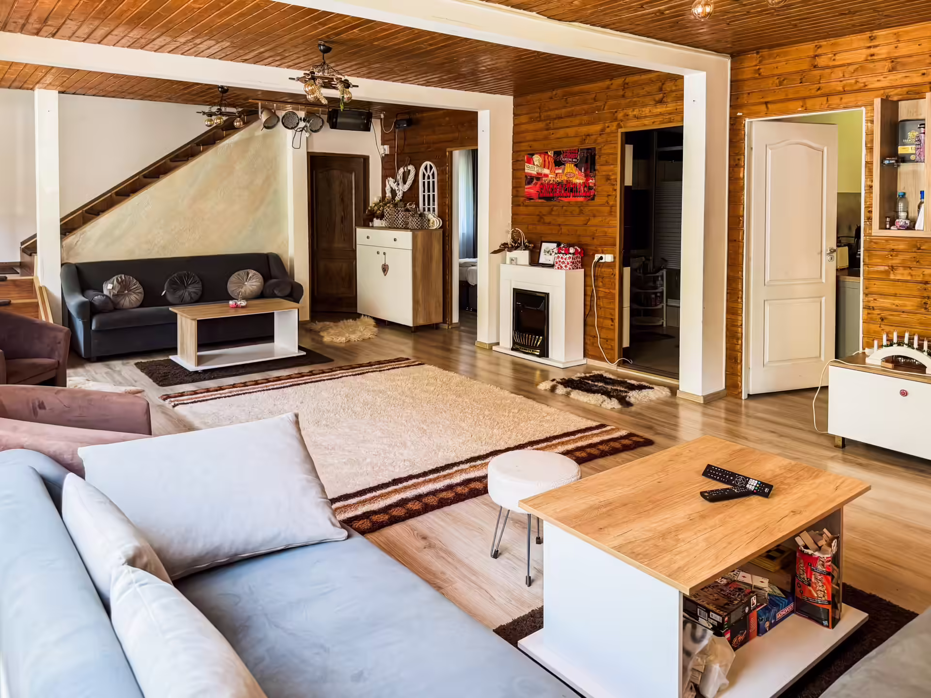 Zonă de relaxare cu canapea extensibilă la Di&D House Zonă de relaxare cu canapea extensibilă la Di&D House