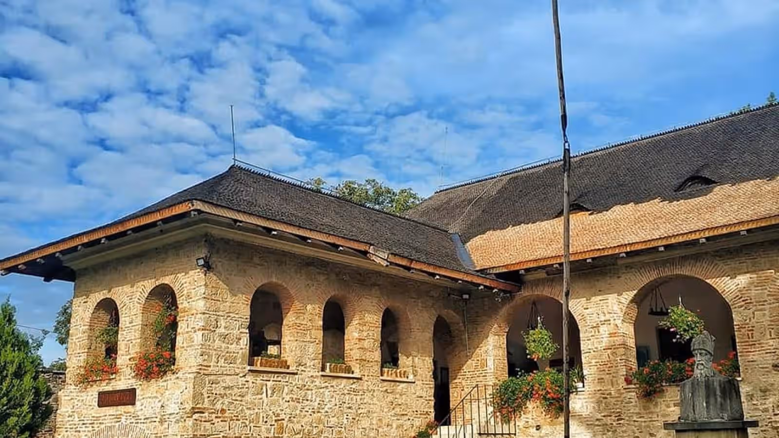 Casa Domnească Brebu, foișorul cu arcade și ferestre înflorite cu mușcate