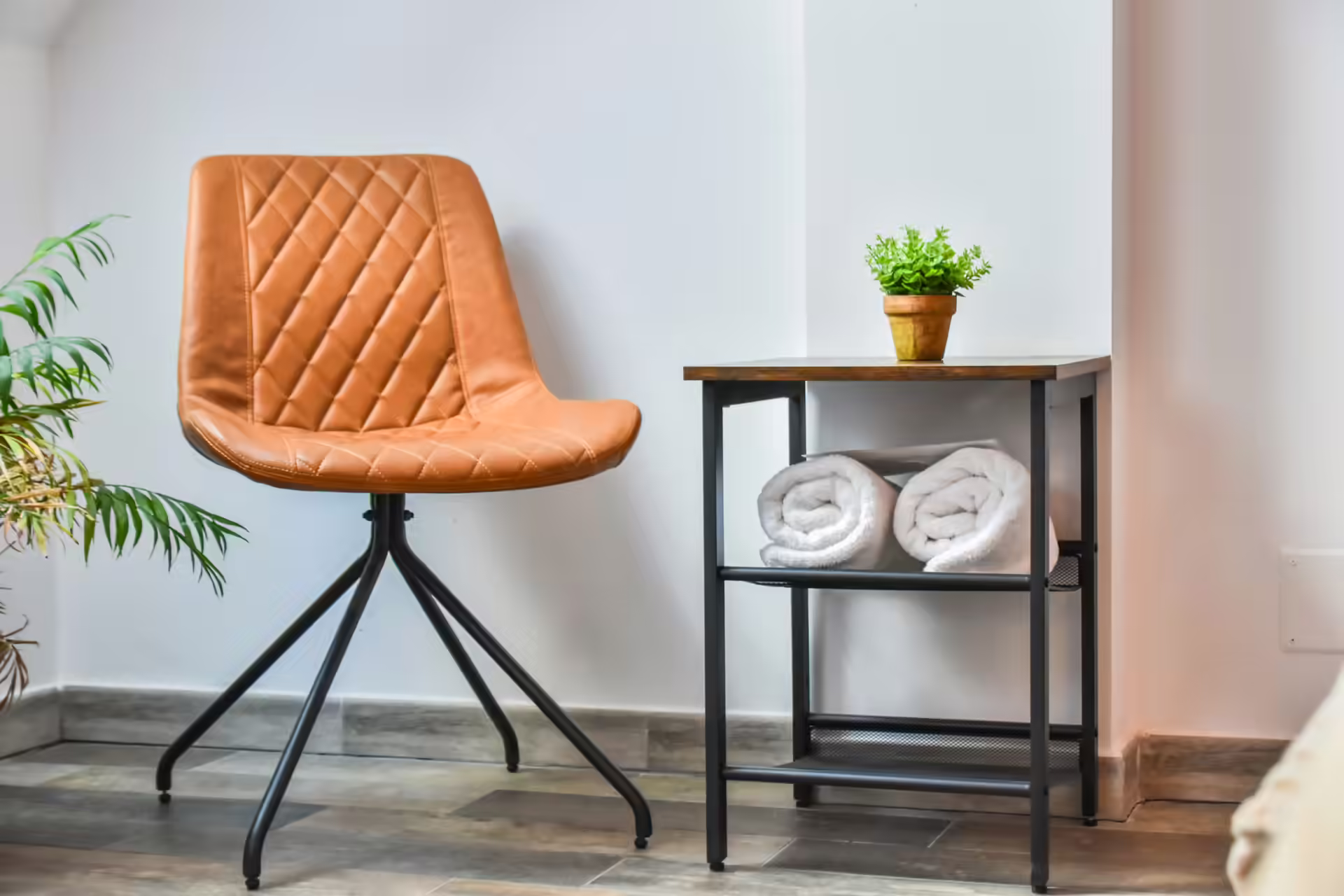 Apartament cu intrare separată, birou și fereastră spre curte la Berg House 31 Apartament cu intrare separată, birou și fereastră spre curte la Berg House 31