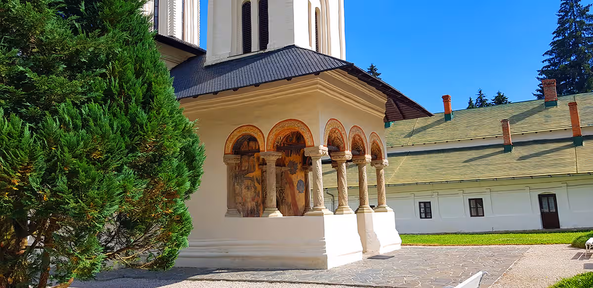 Pridvorul cu arcade al Bisericii Vechi, Mănăstirea Sinaia