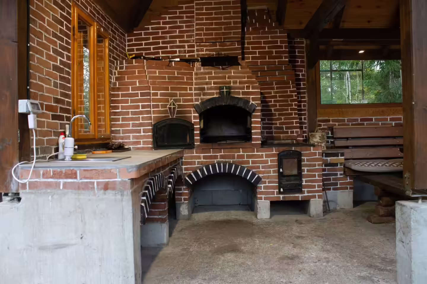 Cuptor de pizză din cărămidă și zonă de gătit la Cabana Beliș