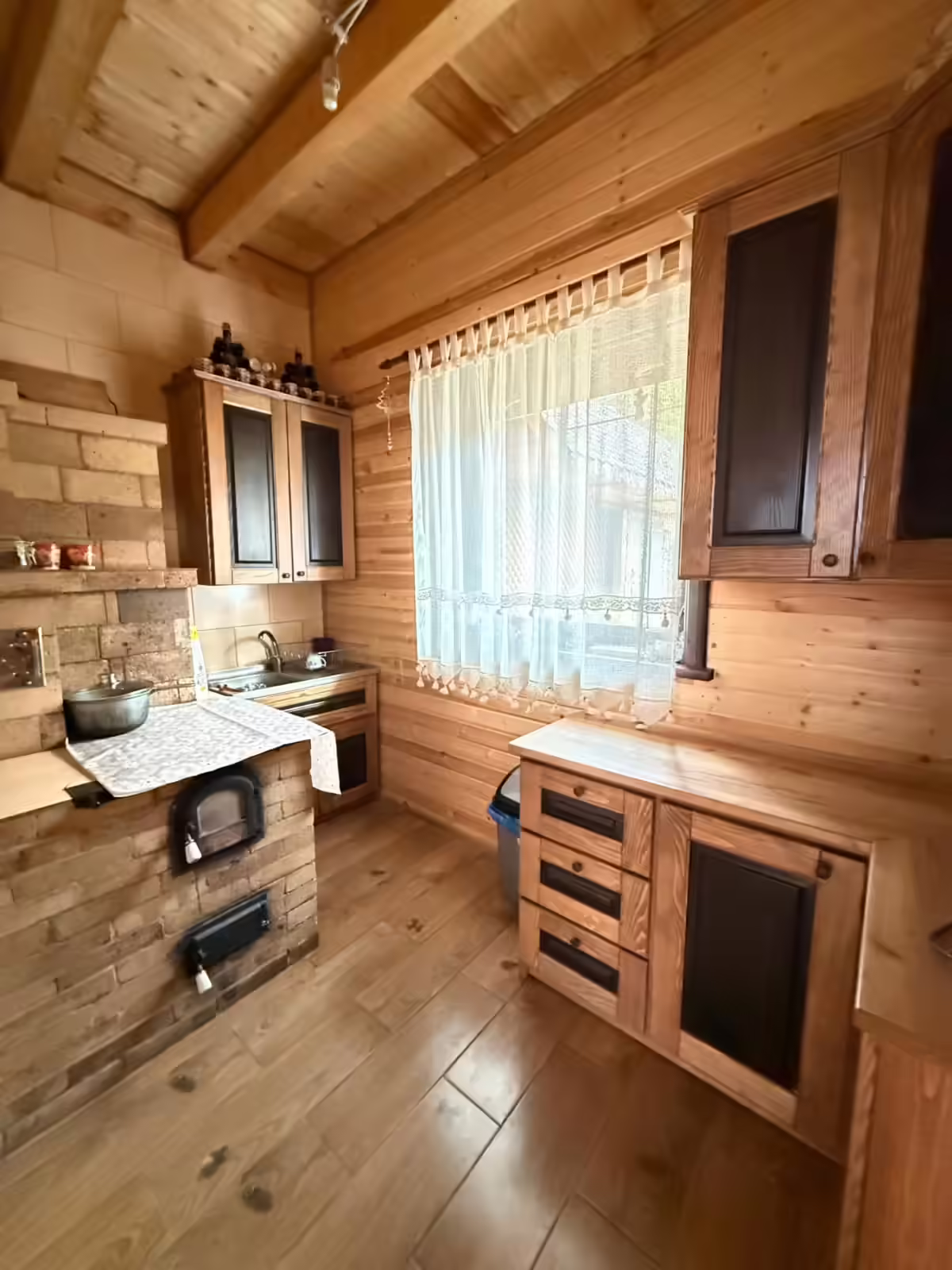 Bucătărie complet utilată din lemn la Mountain View Chalet din Broșteni, Suceava Bucătărie complet utilată din lemn la Mountain View Chalet din Broșteni, Suceava