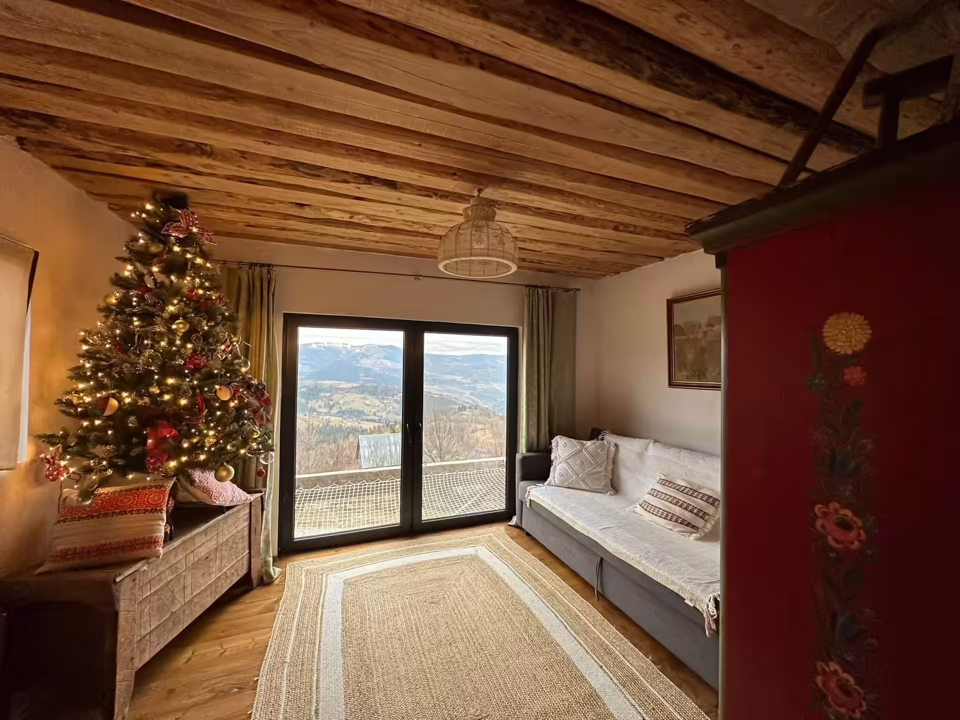 Dormitor cu brad de Crăciun și vedere la munte, La Noi La Munte, Apuseni Dormitor cu brad de Crăciun și vedere la munte, La Noi La Munte, Apuseni
