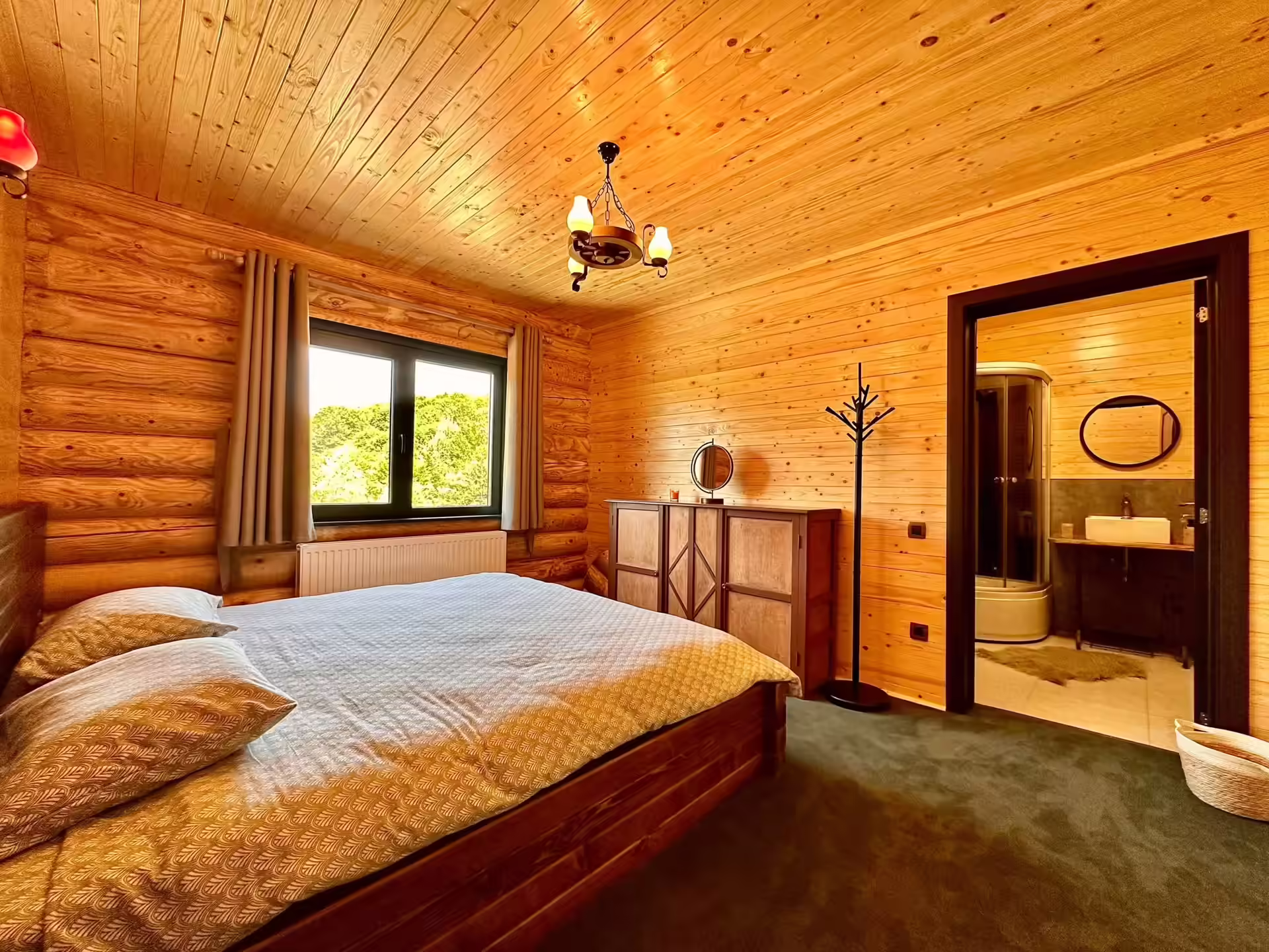 Dormitor matrimonial cu baie proprie la Cabana Lacasata, Codlea Dormitor matrimonial cu baie proprie la Cabana Lacasata, Codlea