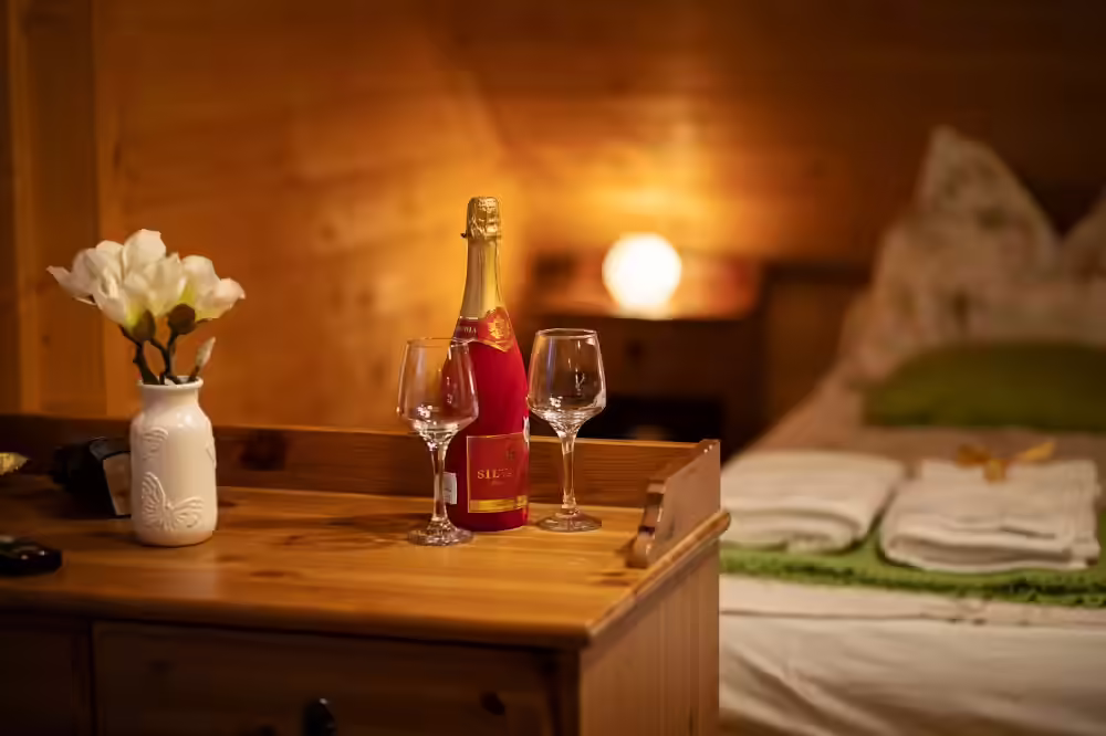 Terasă cu mobilier de exterior și gazon întreținut la Ohana Boutique Hotel Viștișoara