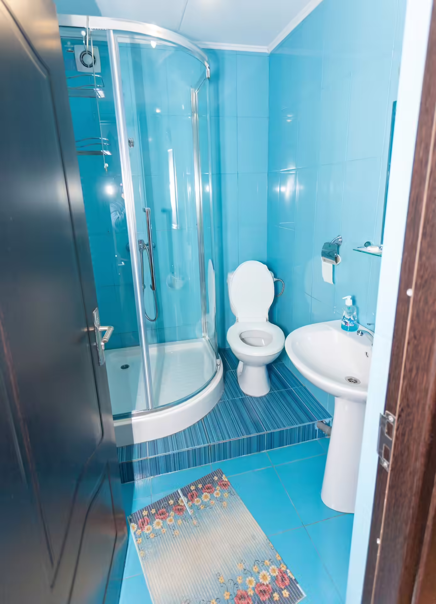 Baie modernă cu faianță albastră la Casa Leu, Buzău Baie modernă cu faianță albastră la Casa Leu, Buzău