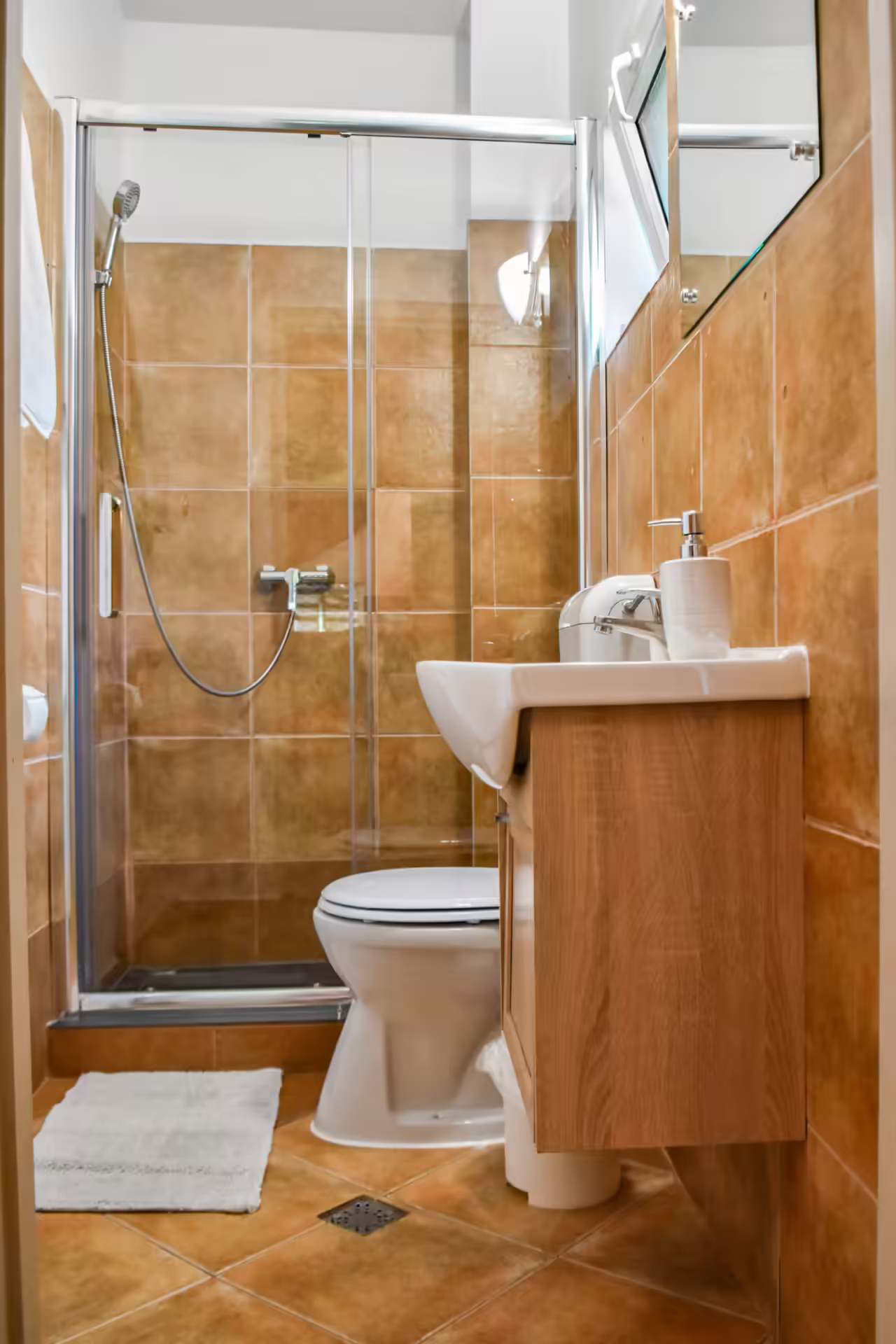 Baie cu cabină de duș și lavoar la Casa Georgea