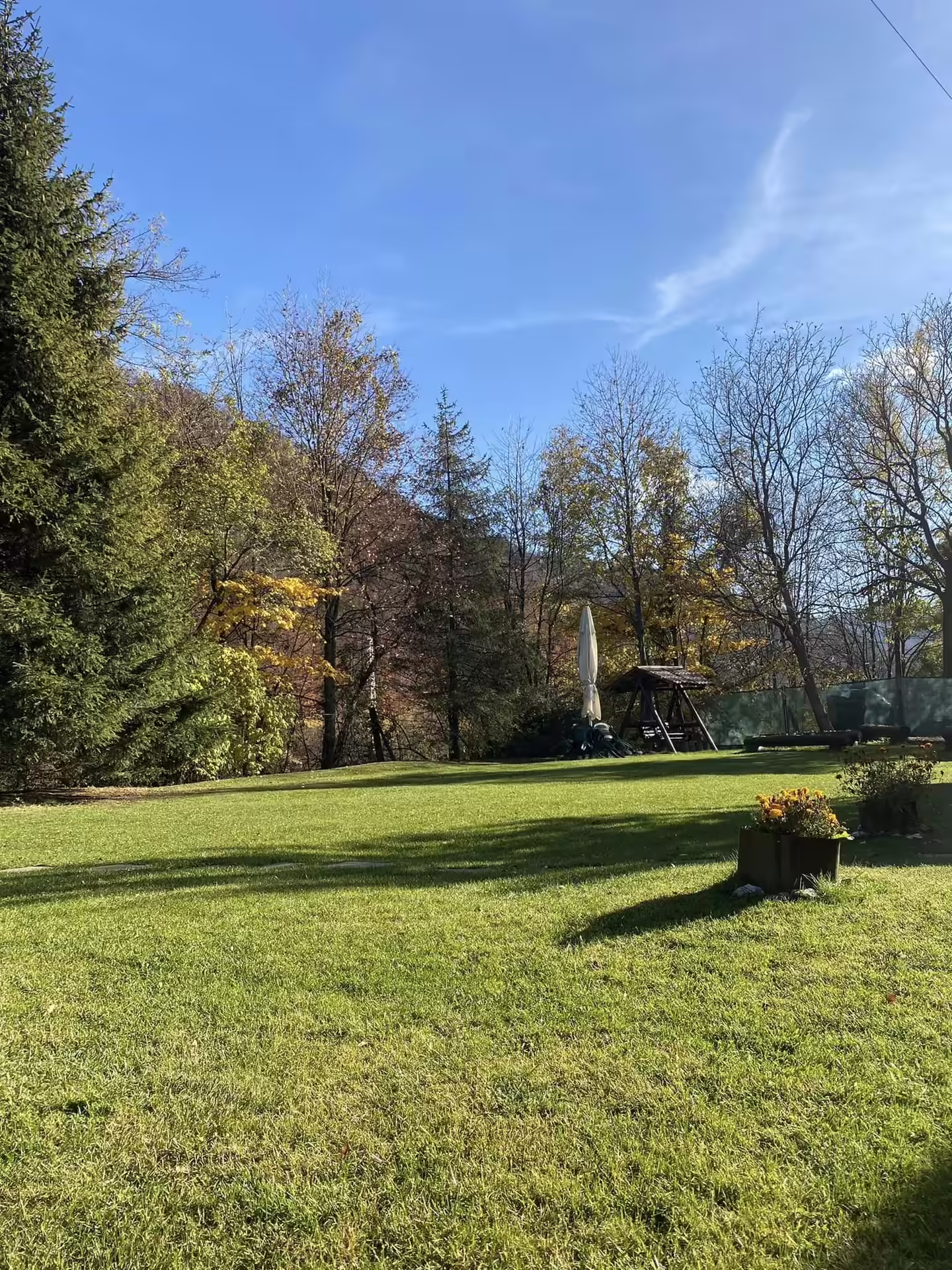Curte generoasă cu gazon la Casa Florox, Sinaia