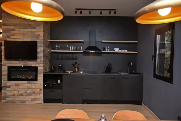 Bucătărie complet utilată cu șemineu la La Tulipe Noire, Bran