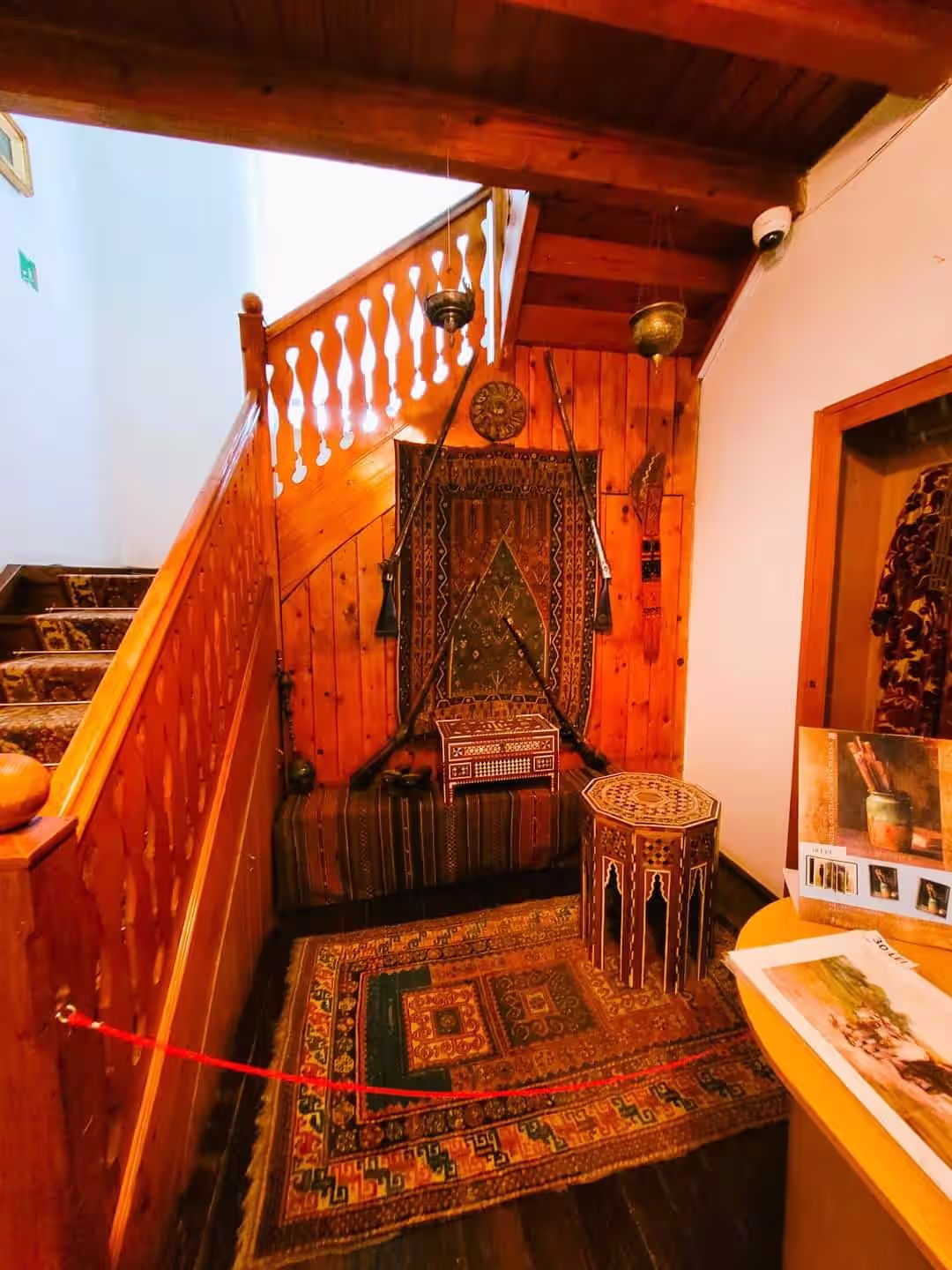 Scara de lemn și covoare tradiționale în casa memorială Grigorescu