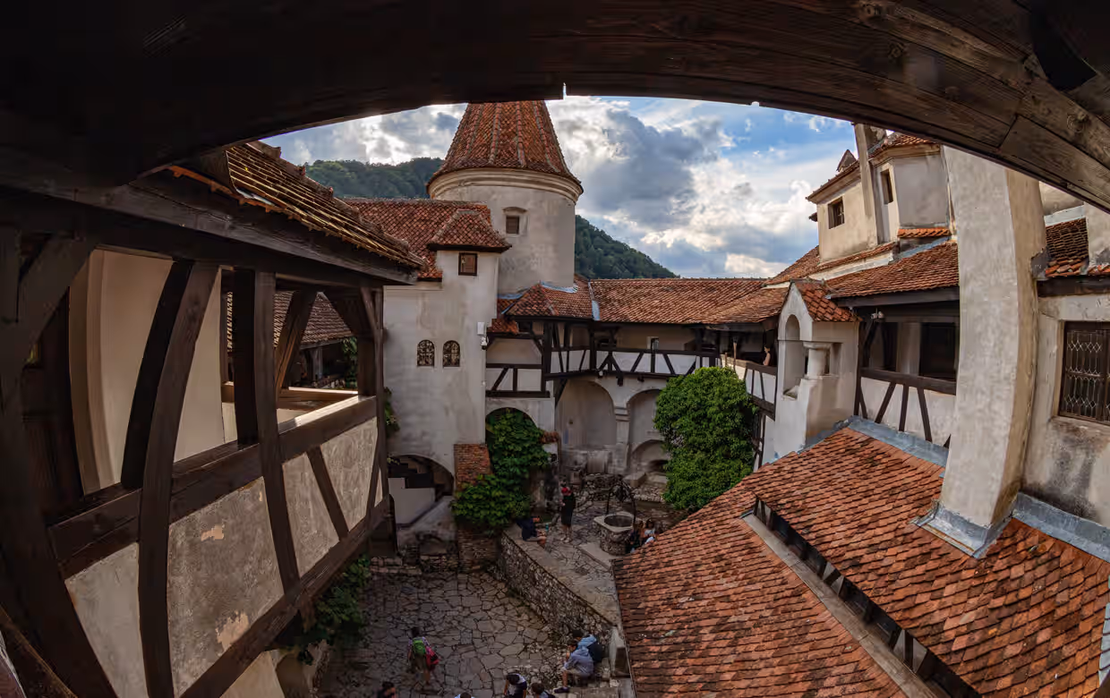Castelul Bran luminat noaptea sub lună plină Castelul Bran luminat noaptea sub lună plină