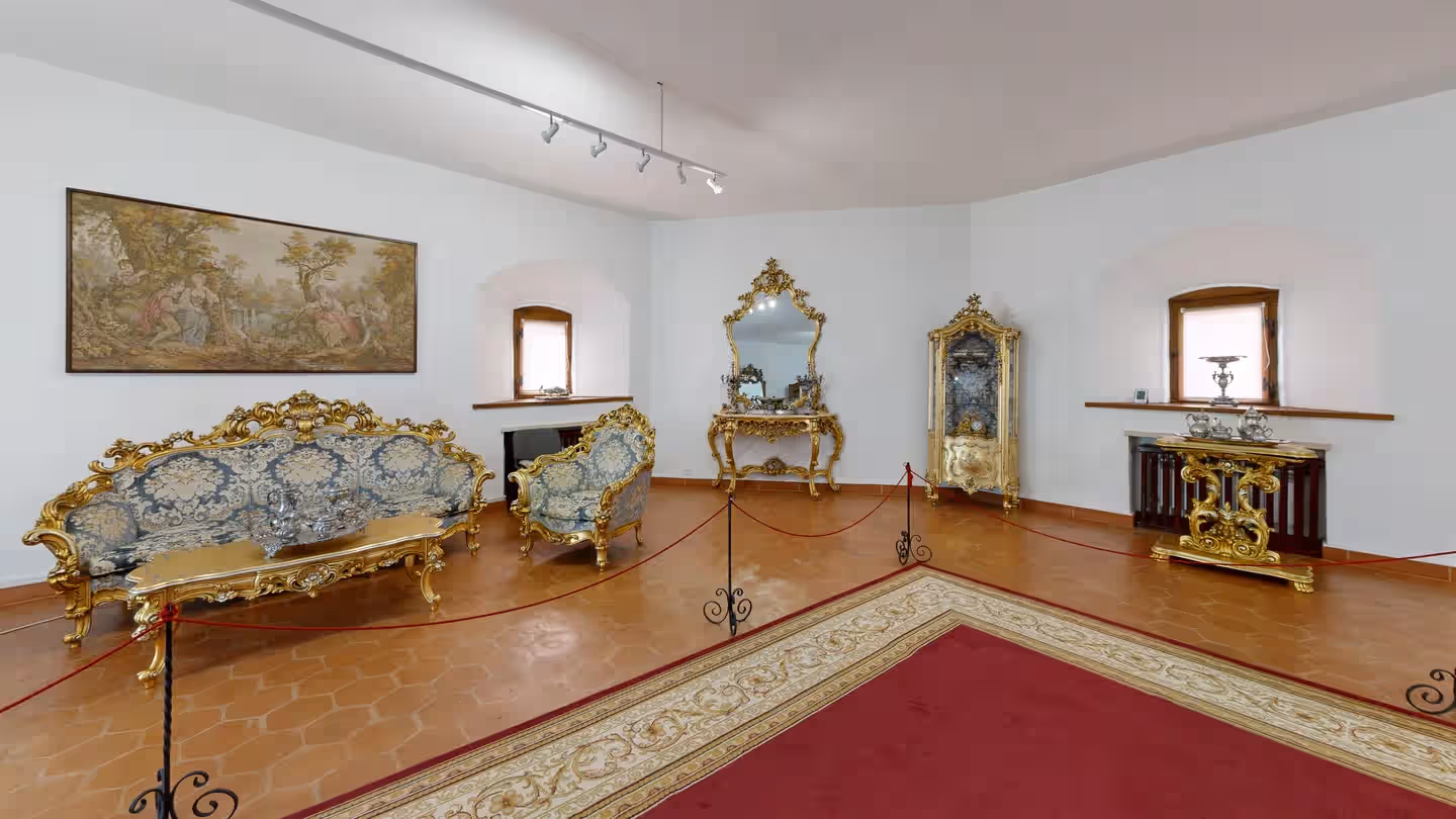 Salon cu mobilier aurit și tapiserie în Cetatea Făgăraș Salon cu mobilier aurit și tapiserie în Cetatea Făgăraș