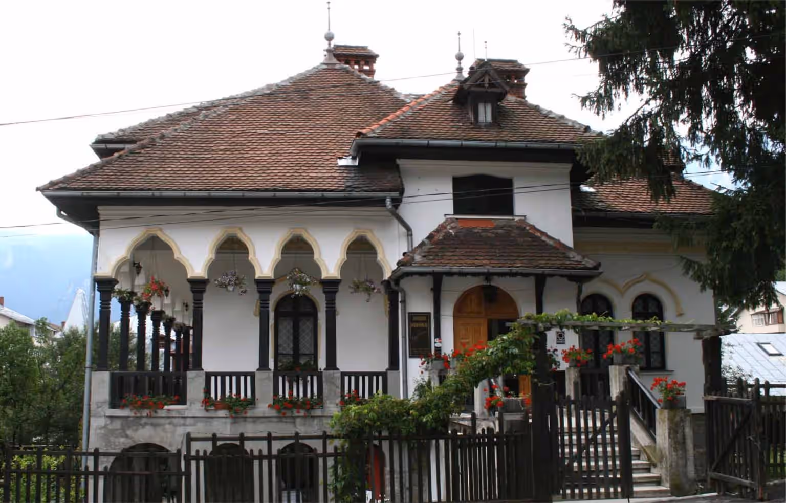 Casa memorială Cezar Petrescu cu flori pe balcon, Bușteni Casa memorială Cezar Petrescu cu flori pe balcon, Bușteni