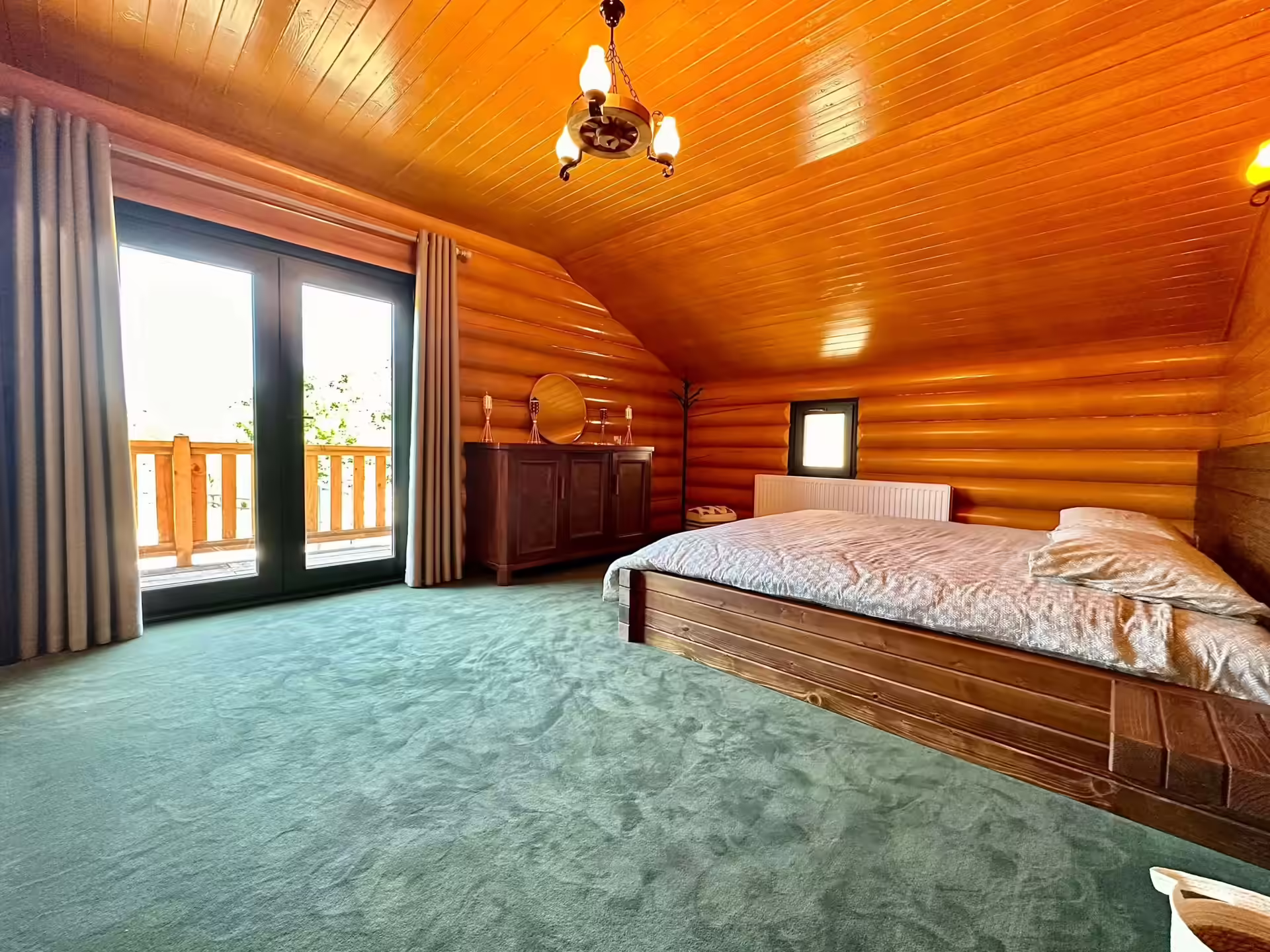 Dormitor la mansardă cu acces la balcon la Cabana Lacasata, Codlea Dormitor la mansardă cu acces la balcon la Cabana Lacasata, Codlea