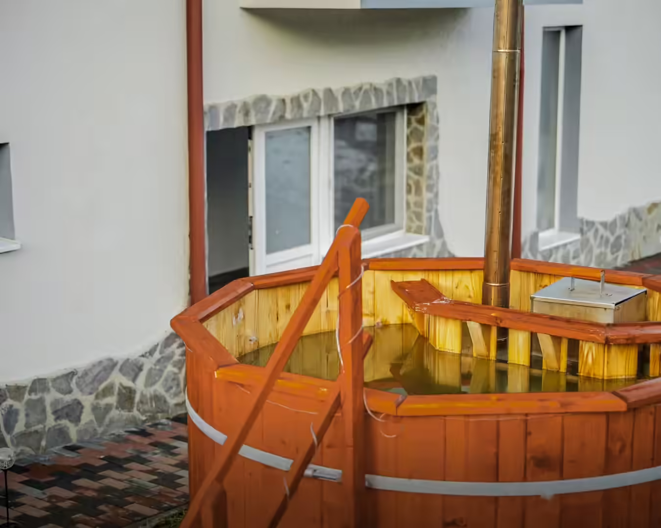 Detaliu cu ciubărul tradițional din lemn de la Cabana La Bontu Detaliu cu ciubărul tradițional din lemn de la Cabana La Bontu
