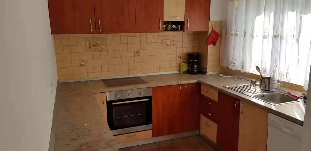 Bucătărie complet utilată cu plită, cuptor și mașină de spălat vase, Casa Ema & Sofi Bucătărie complet utilată cu plită, cuptor și mașină de spălat vase, Casa Ema & Sofi