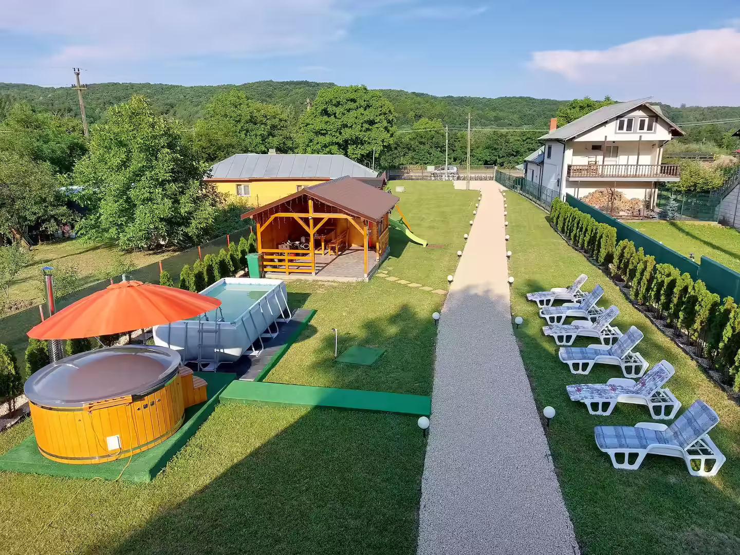 Vedere aeriană cu curtea, ciubărul și foișorul Cabanei A-frame Nis Vedere aeriană cu curtea, ciubărul și foișorul Cabanei A-frame Nis