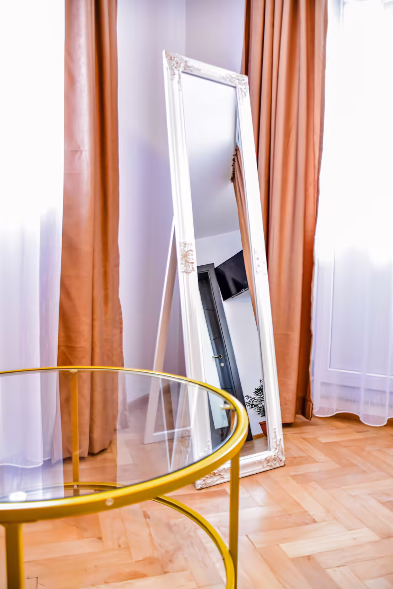 Detaliu cu oglindă și măsuță în camera de la Random House Detaliu cu oglindă și măsuță în camera de la Random House
