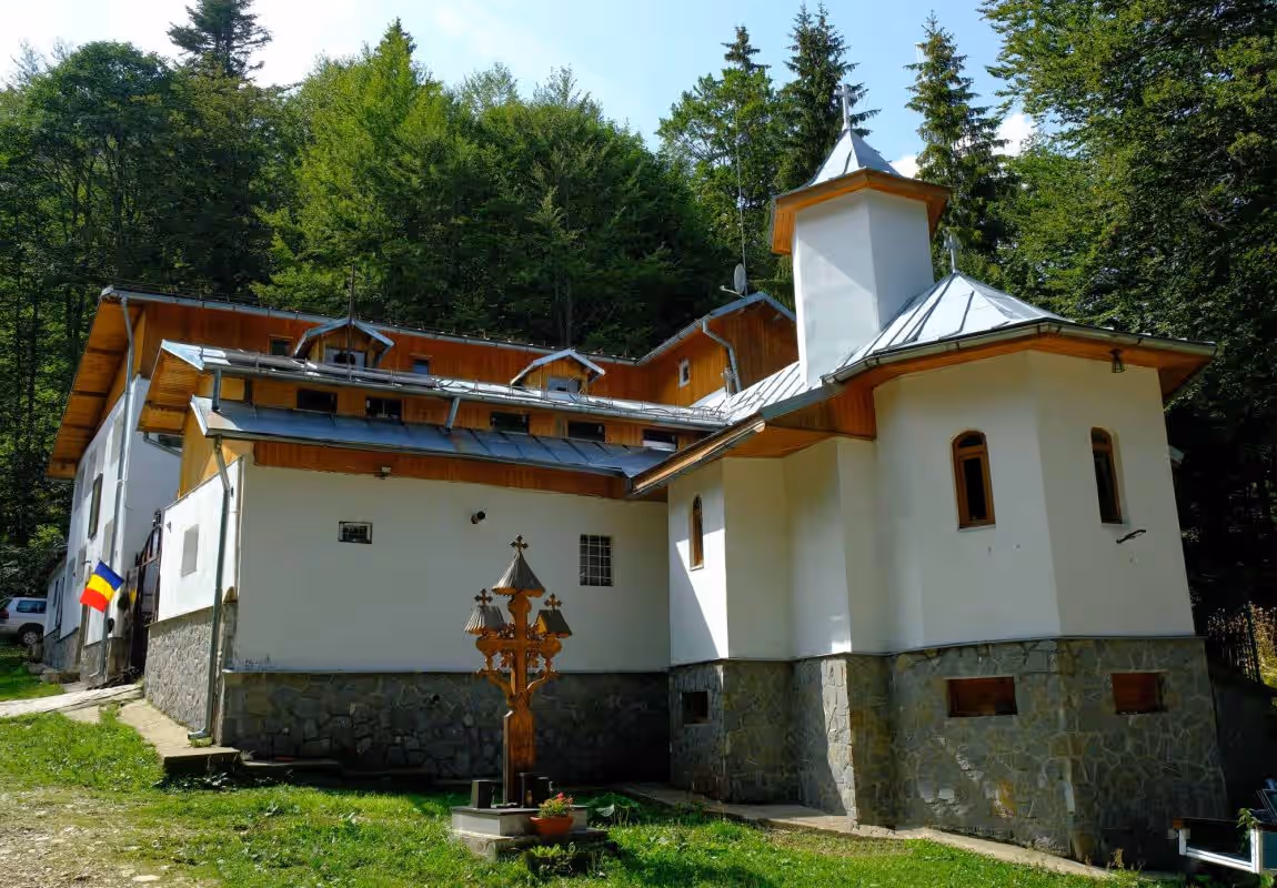 Biserica albă a Schitului Sfânta Ana cu troiță, vara