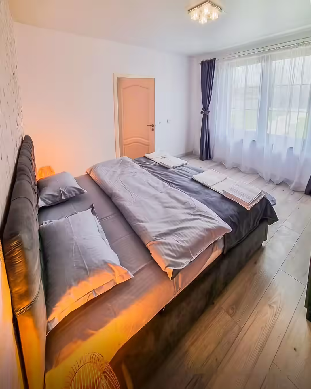Cameră cu pat dublu și fereastră mare la Vila Kalibu