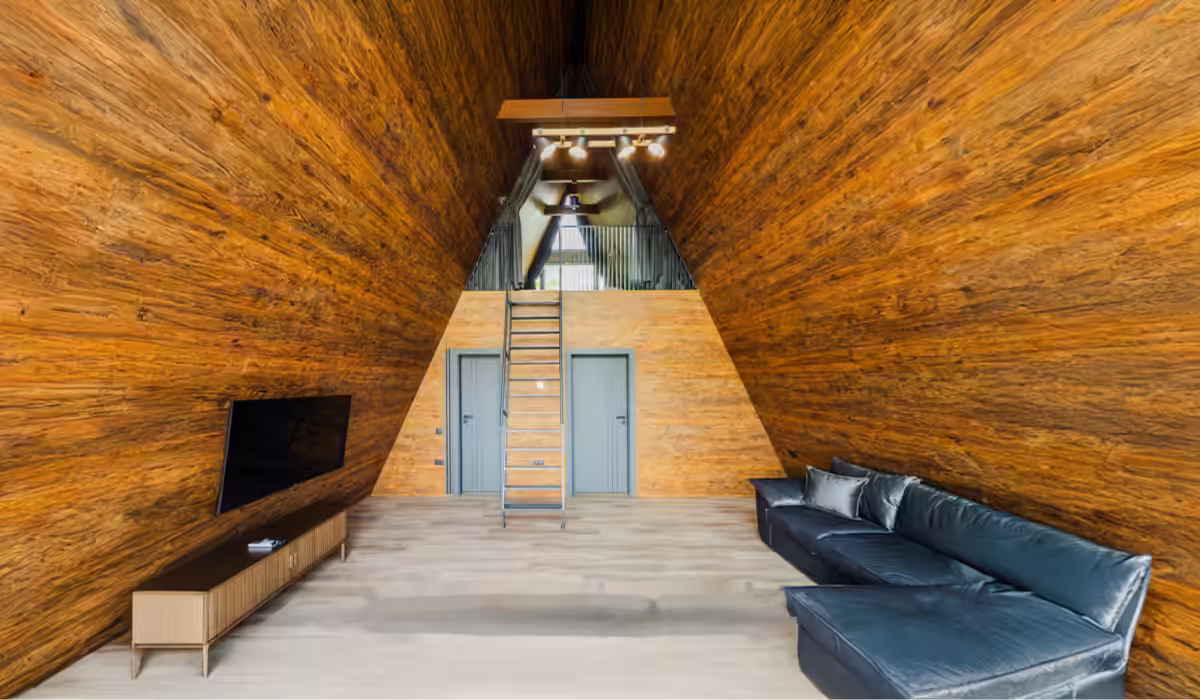 Living cu scară spre mansardă în cabana A-frame de la AZA Chalet