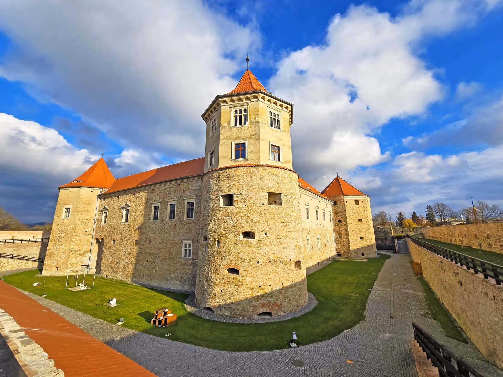 Turnul cu acoperiș roșu și bastionul Cetății Făgăraș, vedere de sus Turnul cu acoperiș roșu și bastionul Cetății Făgăraș, vedere de sus
