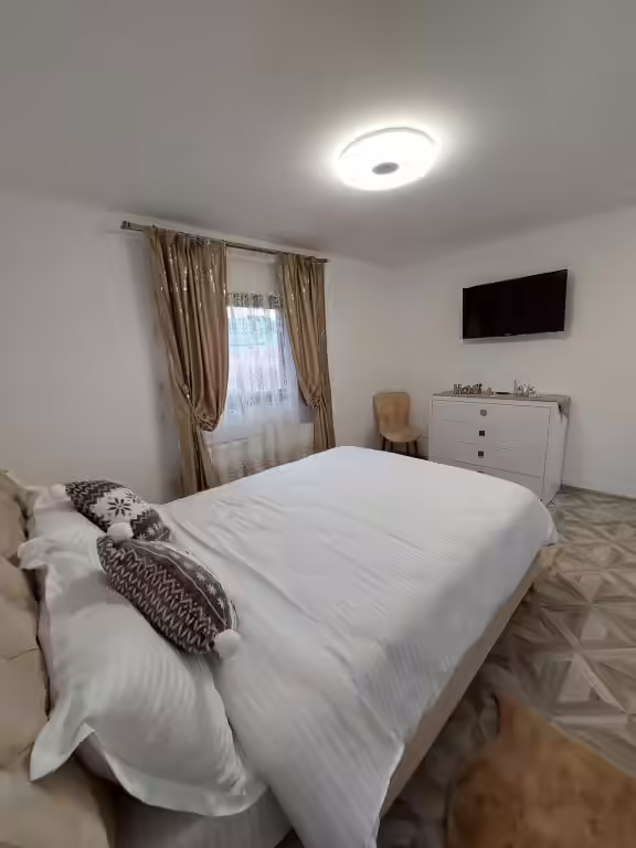 Cameră cu televizor și pat dublu la Maria's Dream House, Brașov