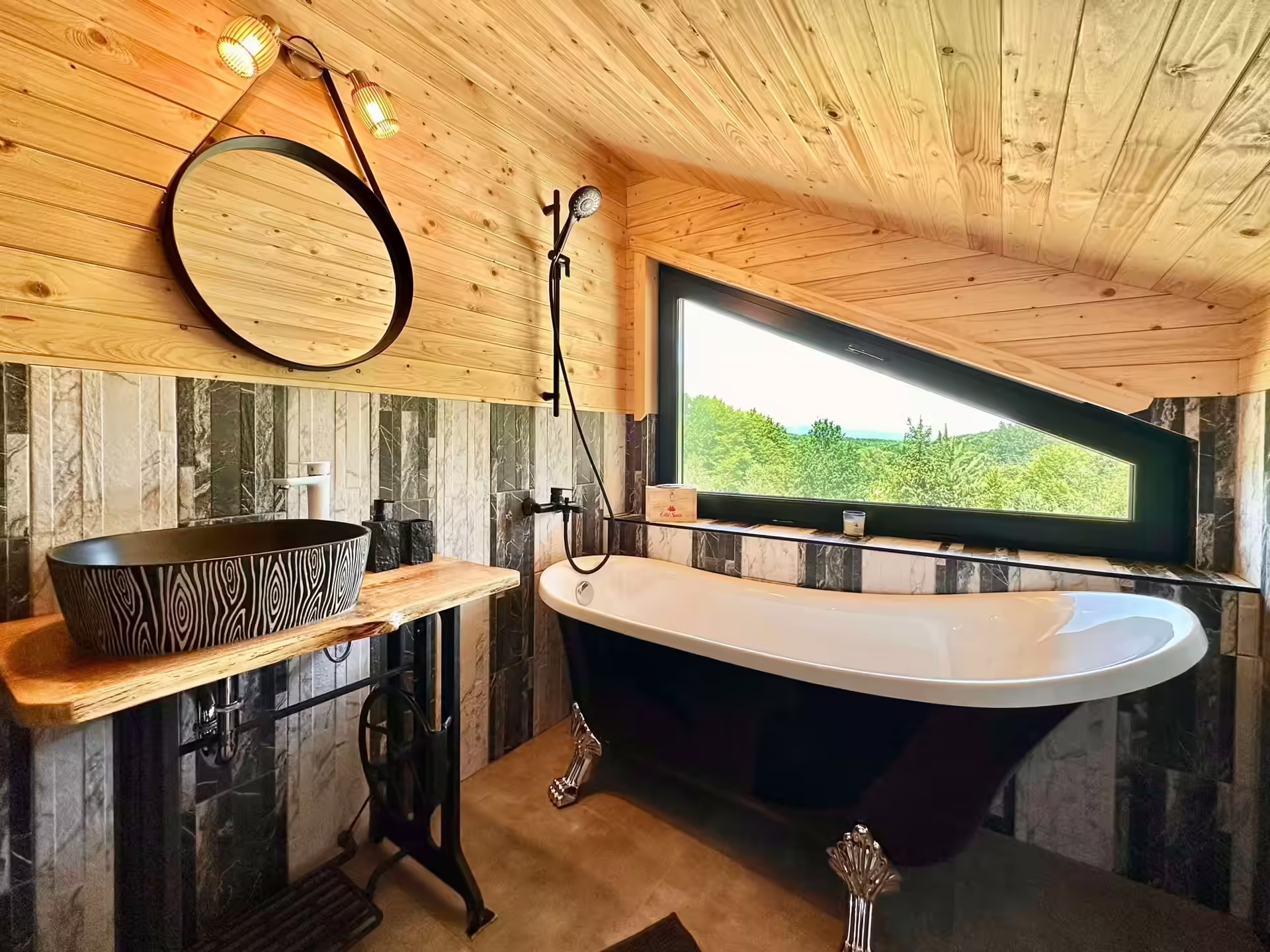 Baie cu cadă vintage și vedere la pădure la Cabana Lacasata Baie cu cadă vintage și vedere la pădure la Cabana Lacasata