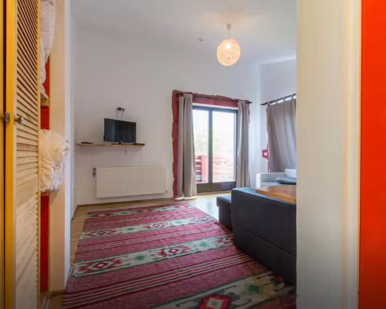 Apartament cu zonă de zi și televizor la Pensiunea Ana din Viștișoara Apartament cu zonă de zi și televizor la Pensiunea Ana din Viștișoara