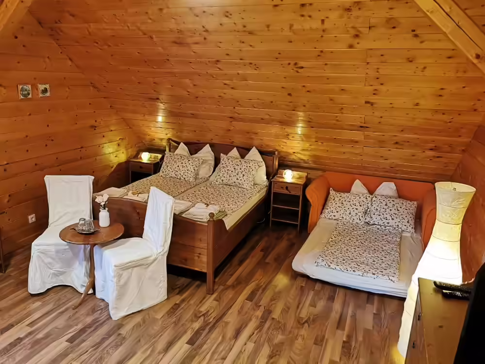 Cameră tematică cu pat matrimonial și fotolii albe la Ohana Boutique Hotel Viștișoara