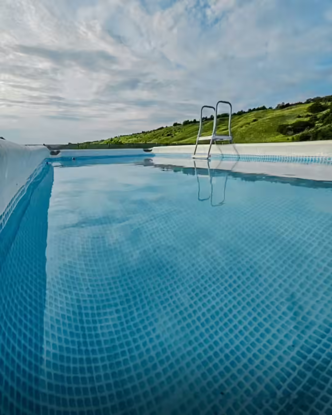 Piscina exterioară a Vilei Kalibu din Girov, Neamț