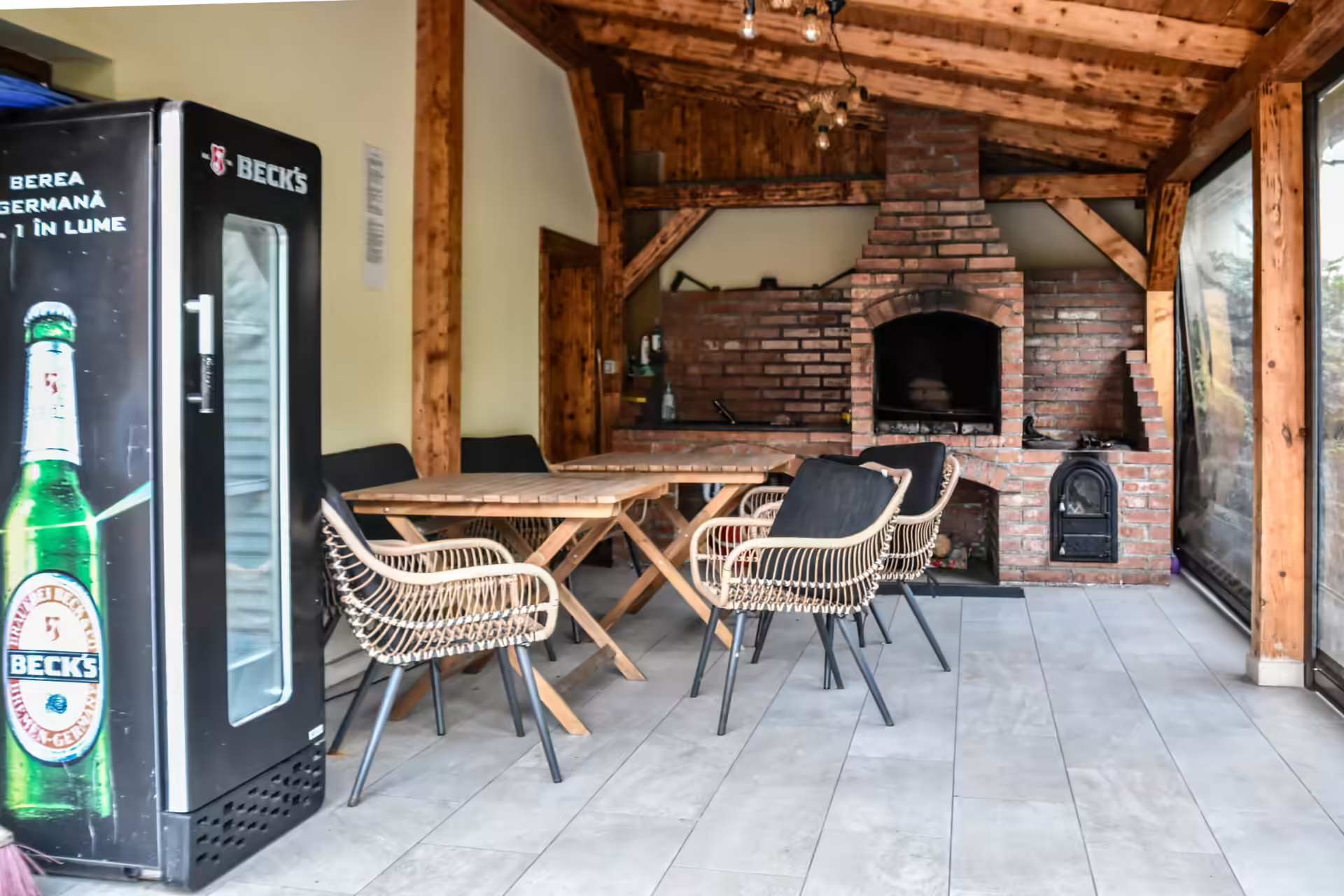 Foișor acoperit cu mobilier din ratan la Berg House 31, pentru relaxare în aer liber Foișor acoperit cu mobilier din ratan la Berg House 31, pentru relaxare în aer liber