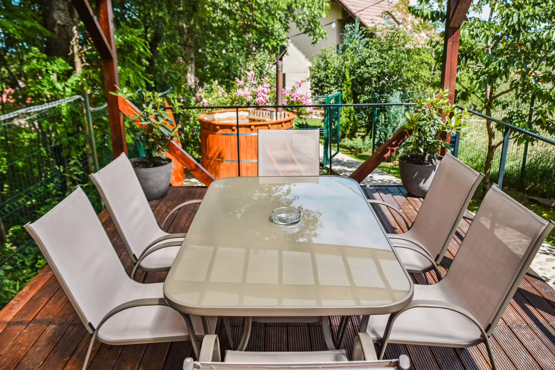 Masă de exterior cu scaune în grădina umbrită de la Silver Bungalow