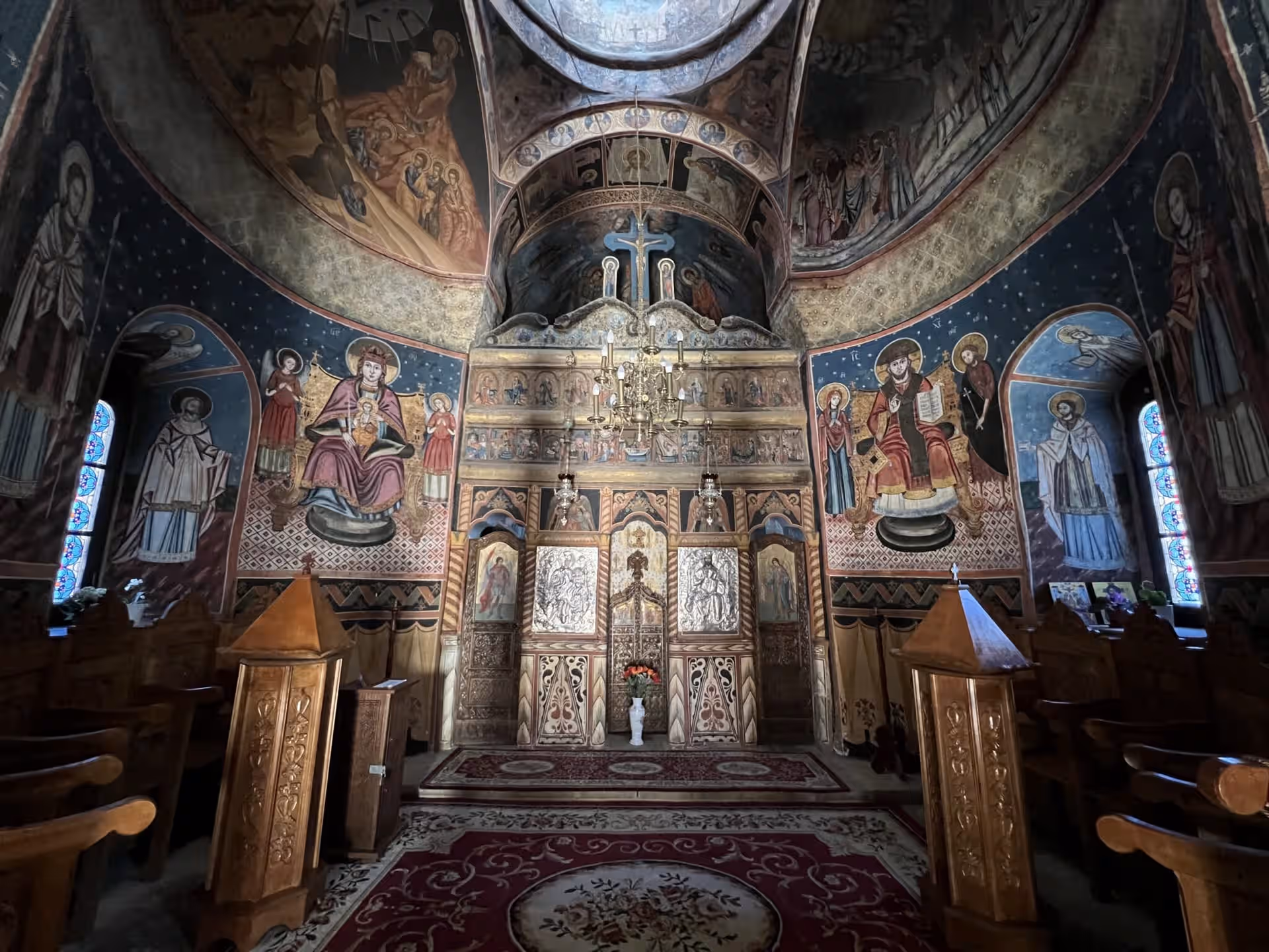 Interiorul pictat al Bisericii Vechi cu strane din lemn, Mănăstirea Sinaia