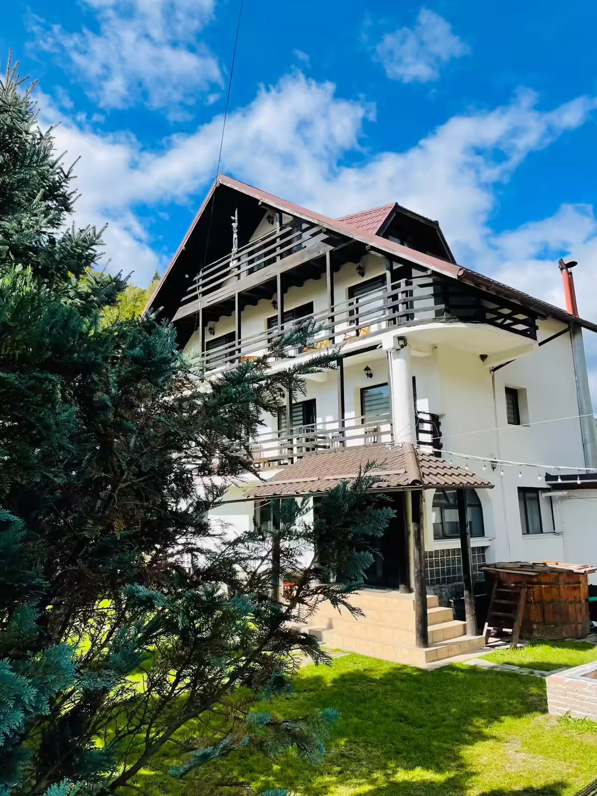 Pensiunea Casa Haiducilor cu balcoane la fiecare cameră, Sătic, județul Argeș Pensiunea Casa Haiducilor cu balcoane la fiecare cameră, Sătic, județul Argeș