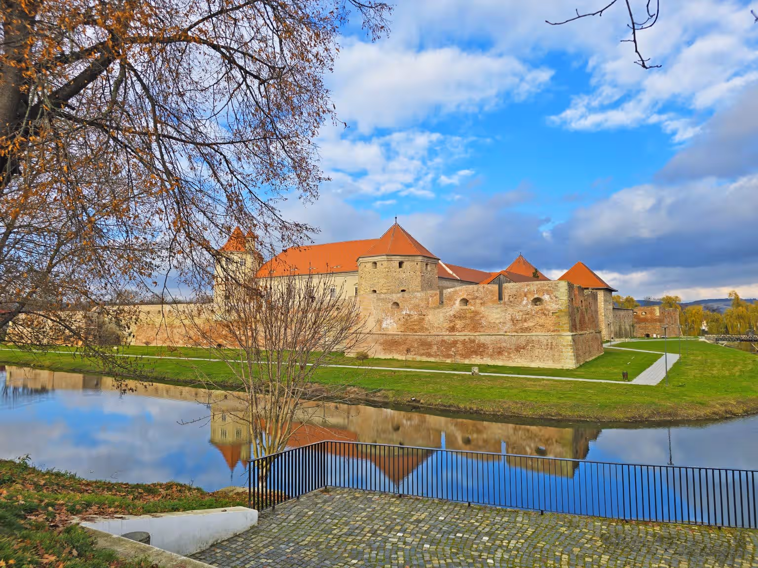 Cetatea Făgăraș toamna, oglindită în apa șanțului Cetatea Făgăraș toamna, oglindită în apa șanțului