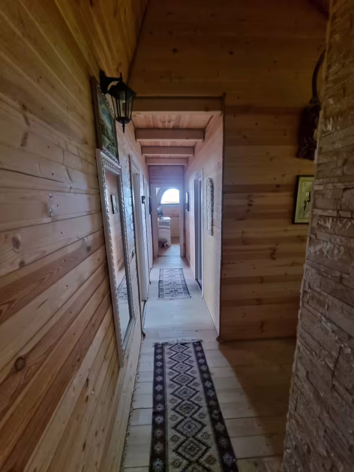 Holul din lemn masiv al cabanei Mountain View Chalet Broșteni Holul din lemn masiv al cabanei Mountain View Chalet Broșteni