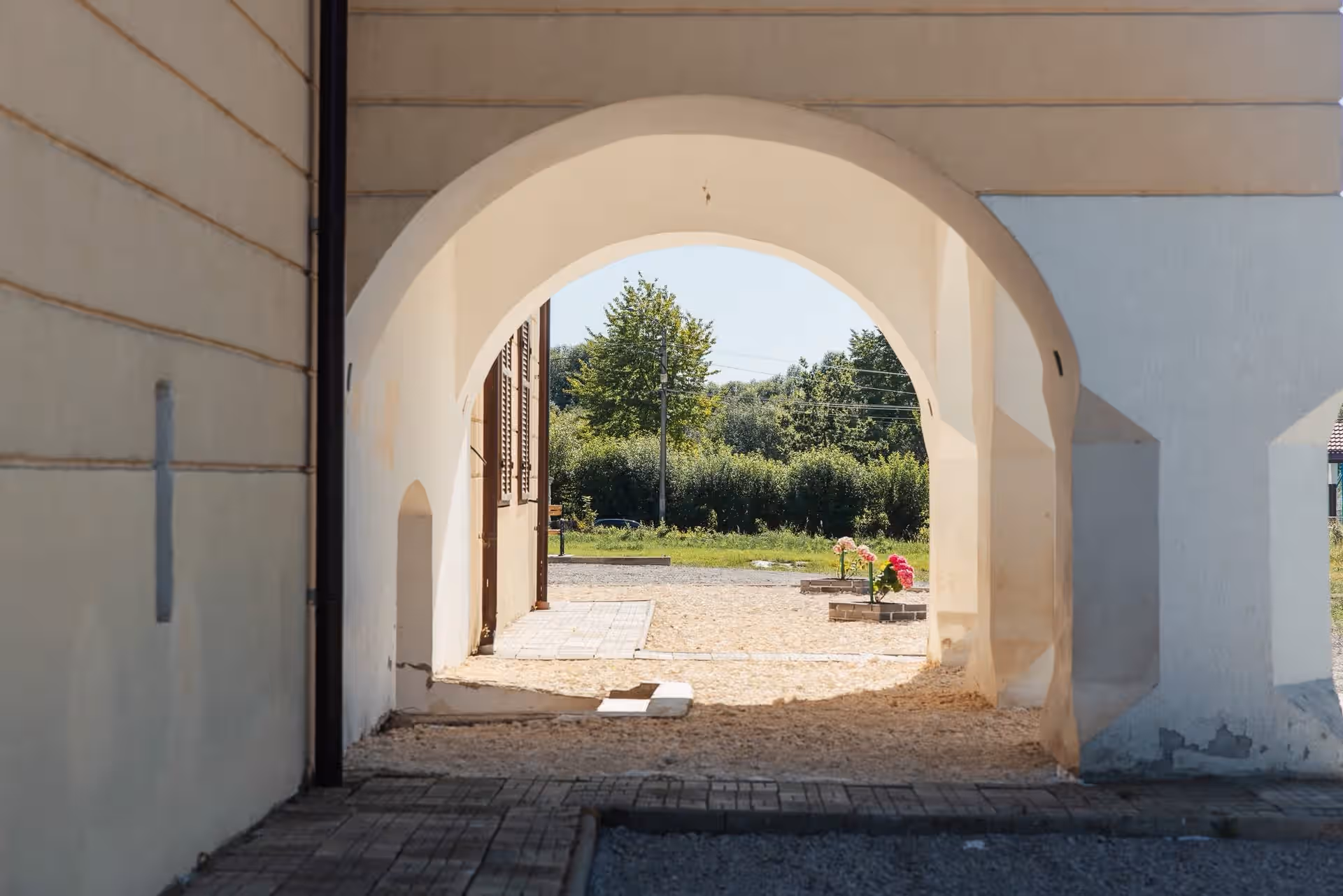 Arcada albă a curții interioare, Castelul Brâncoveanu Sâmbăta de Sus