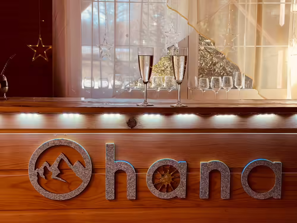 Cameră cu uși glisante spre grădină și pat cu lenjerie portocalie la Ohana Boutique Hotel