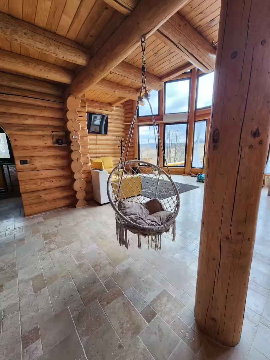 Zonă de relaxare cu fotoliu suspendat și televizor la Cabana Cacica Hill Zonă de relaxare cu fotoliu suspendat și televizor la Cabana Cacica Hill