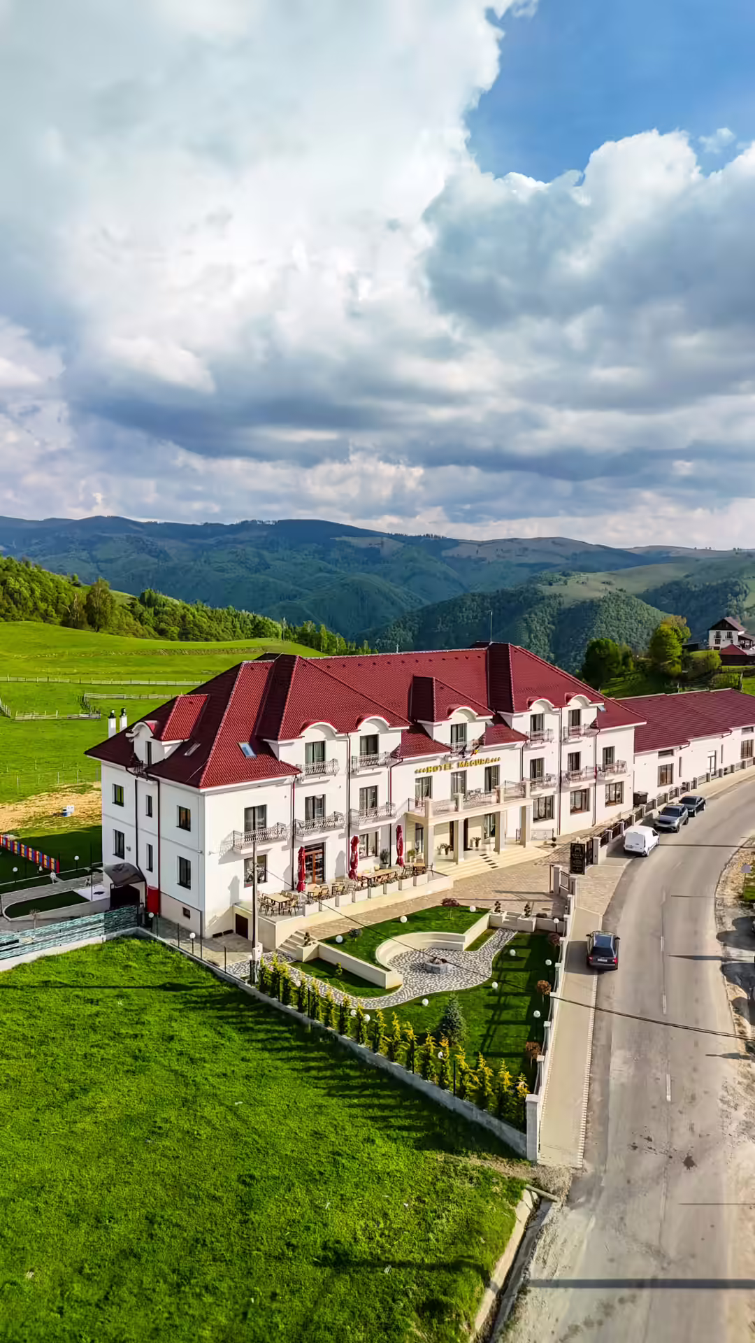 Exteriorul Hotelului Măgura Jina din Jina, județul Sibiu