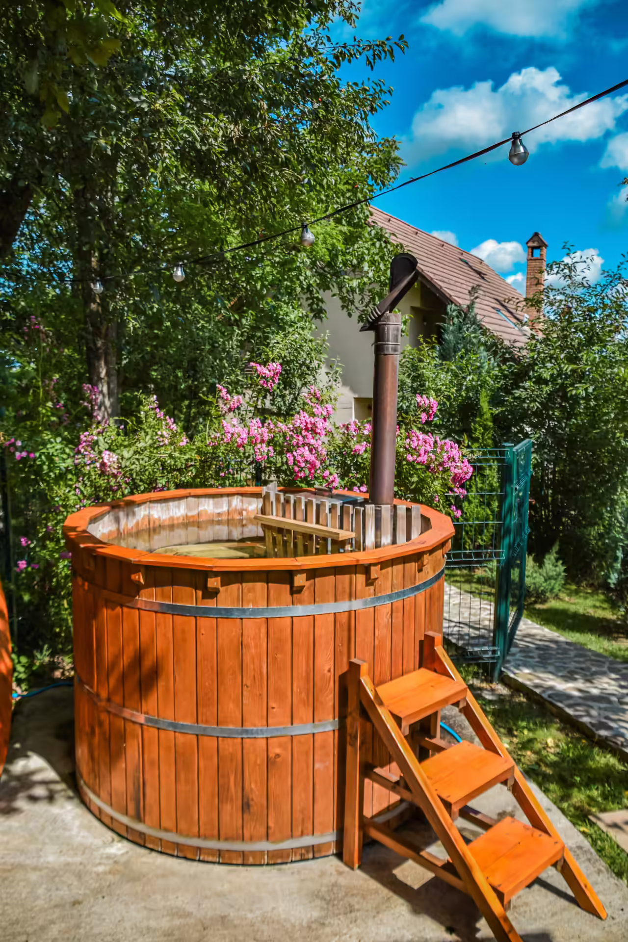Ciubăr exterior din lemn cu scară de acces, Silver Bungalow Săcele