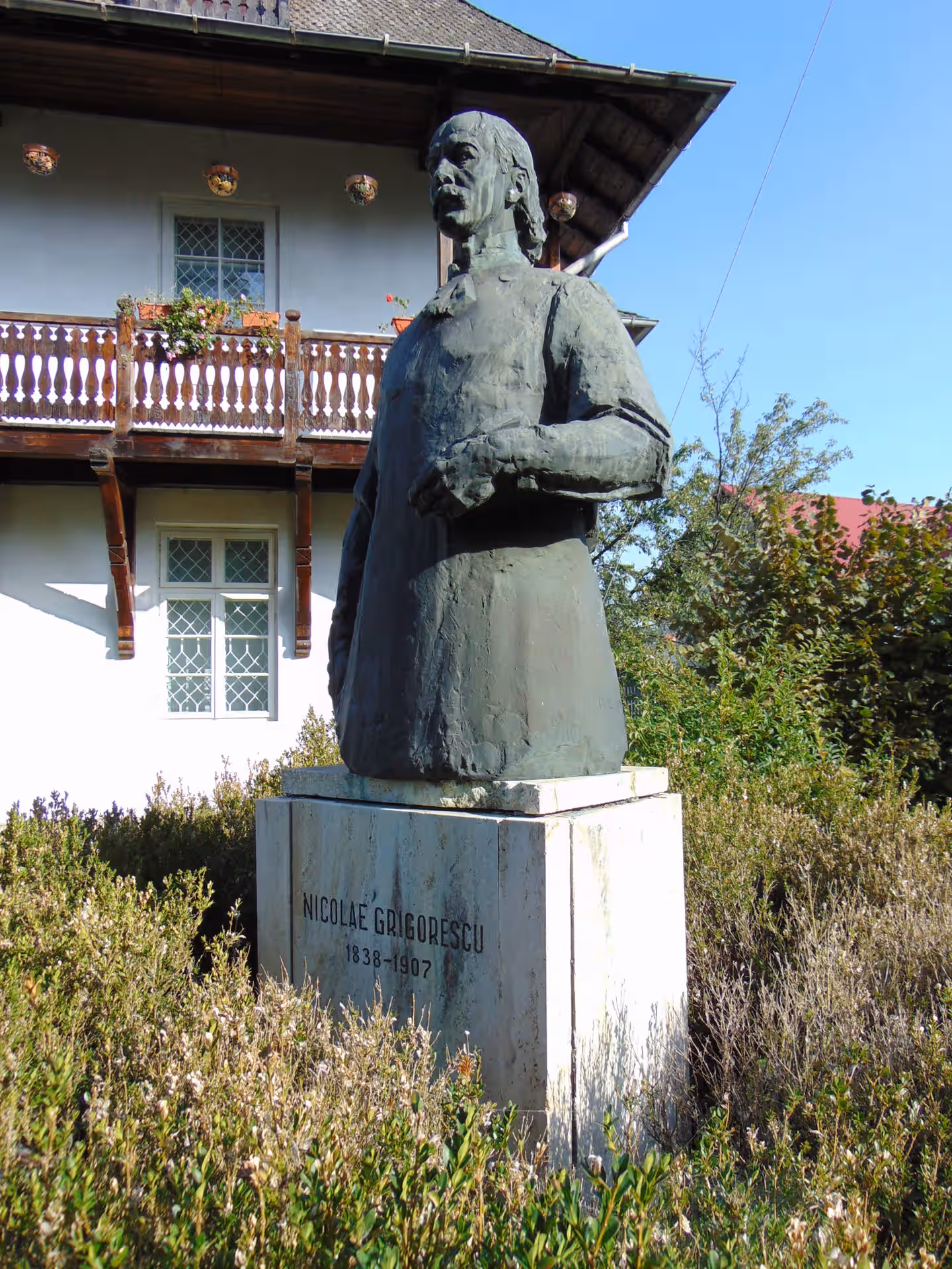 Statuia pictorului Nicolae Grigorescu în grădina muzeului din Câmpina