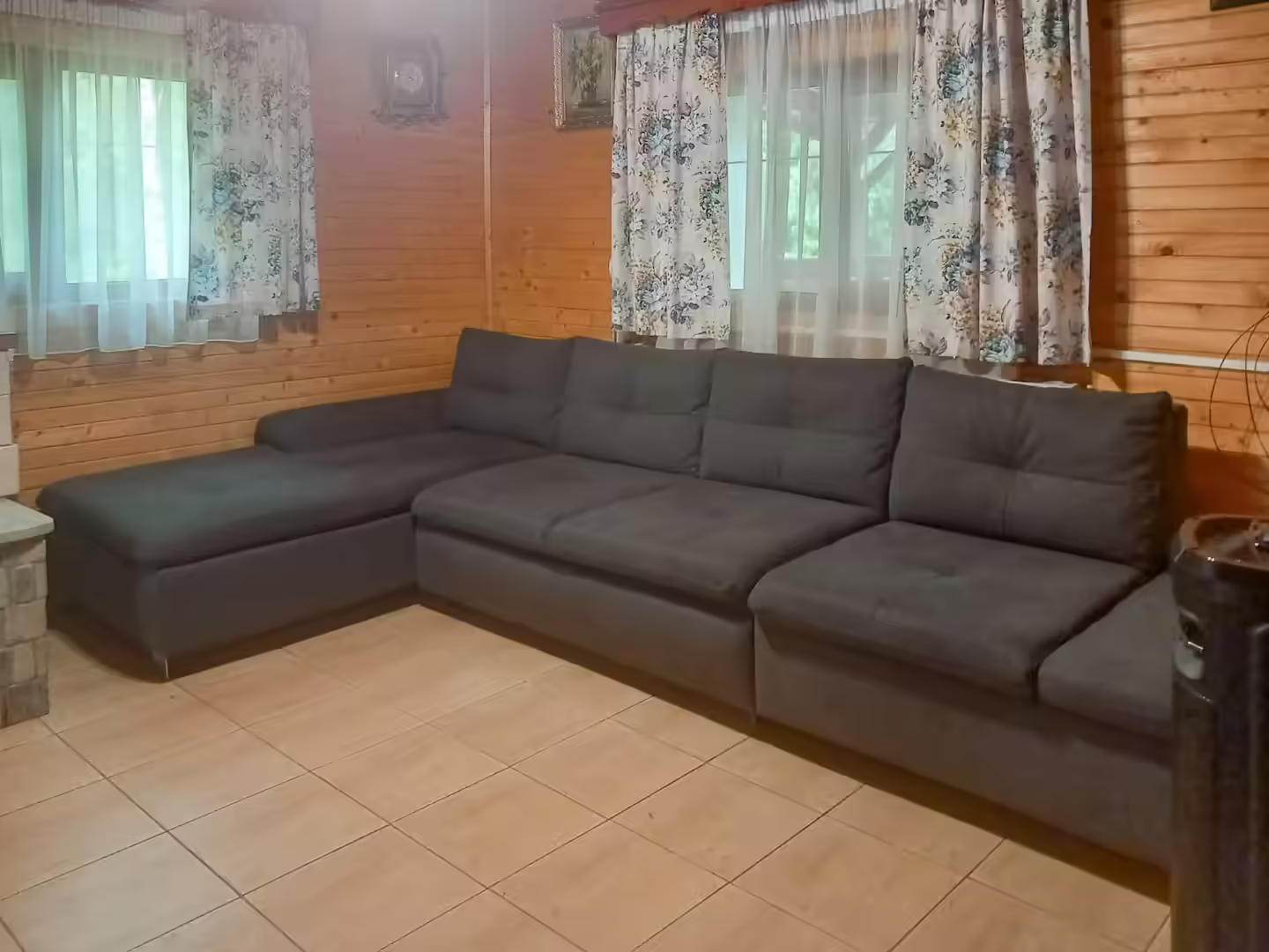 Canapea de colț în livingul luminos al Cabanei din Pădurea Beliș