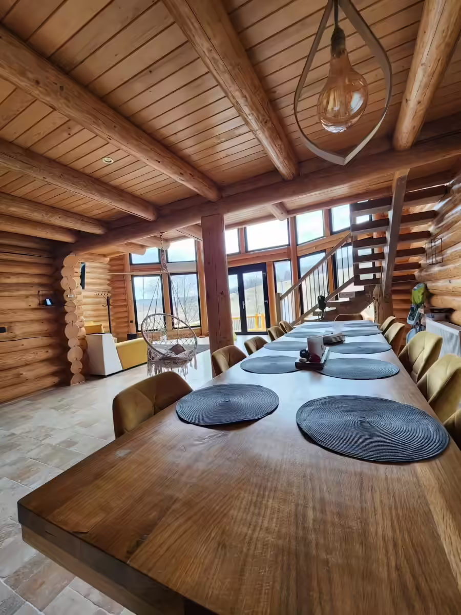 Zonă de șezut lângă ferestrele panoramice la Cabana Cacica Hill, Bucovina Zonă de șezut lângă ferestrele panoramice la Cabana Cacica Hill, Bucovina