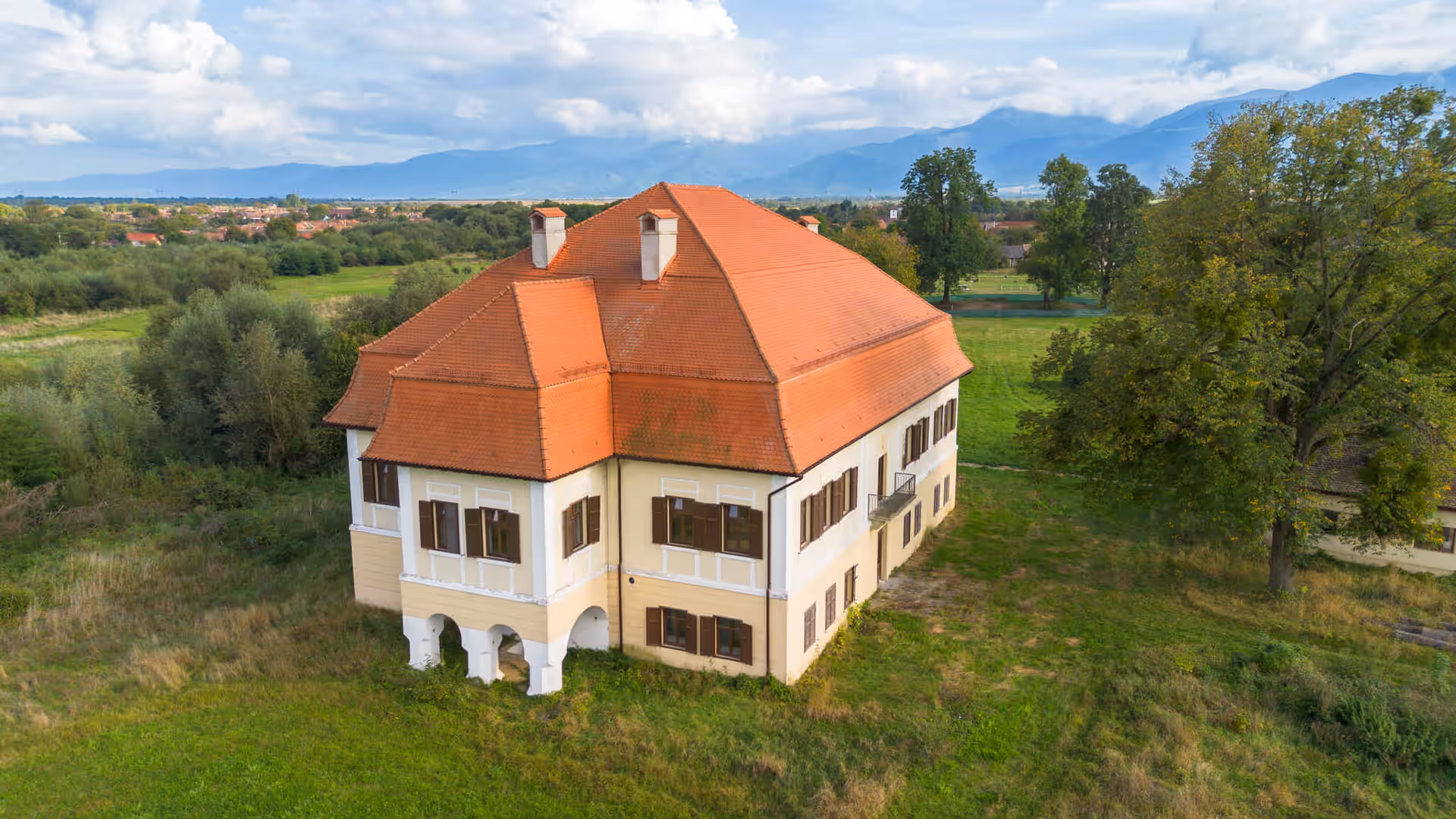 Castelul Brâncoveanu între copaci, vedere aeriană de vară