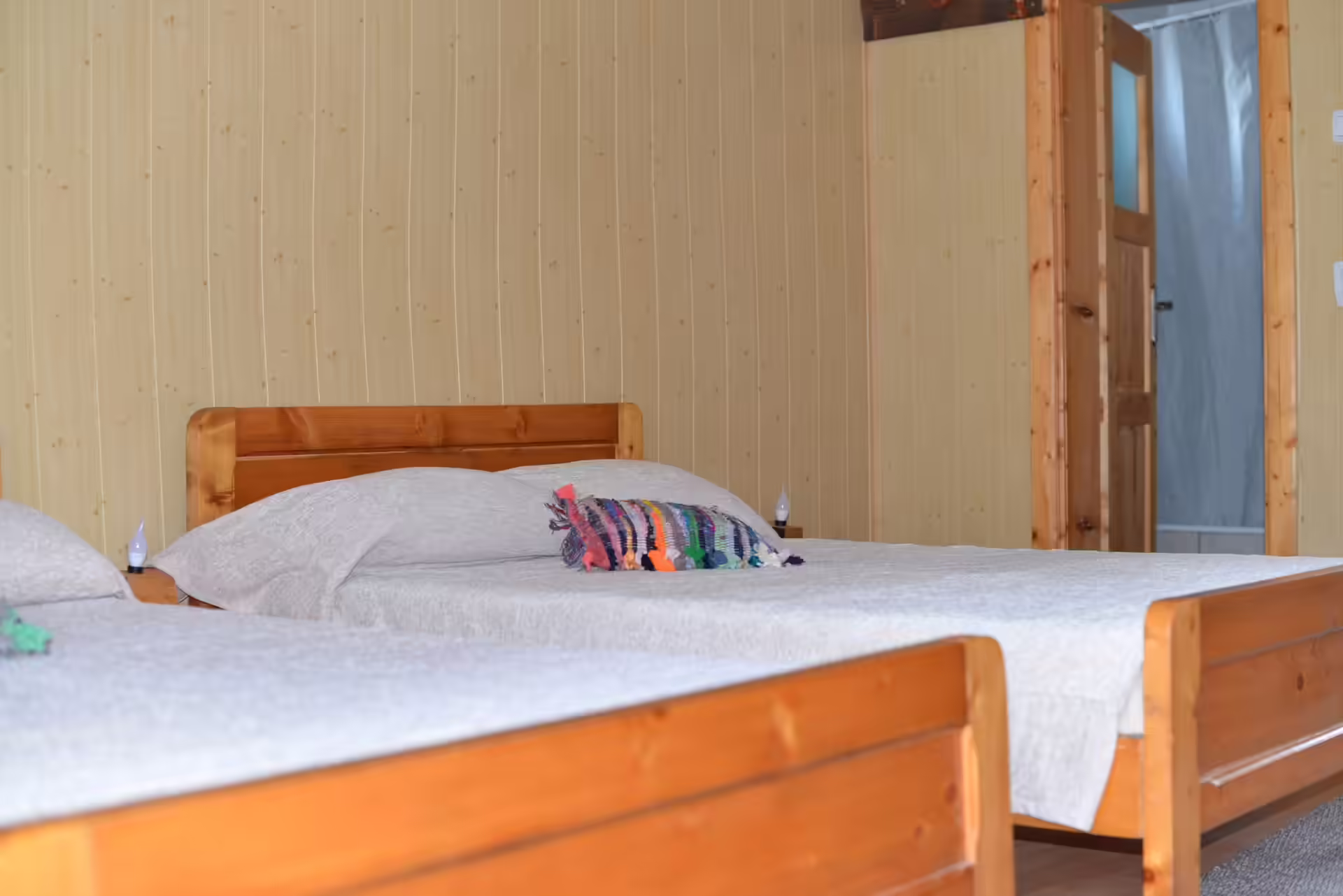 Cameră cu două paturi din lemn masiv la Casa Haiducilor Sătic, județul Argeș Cameră cu două paturi din lemn masiv la Casa Haiducilor Sătic, județul Argeș