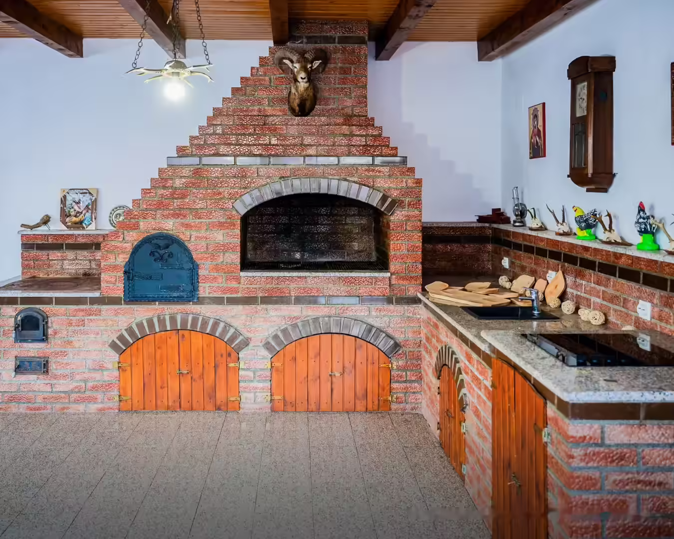 Sobă cu plită și ceaun la Cabana La Bontu, Covasna Sobă cu plită și ceaun la Cabana La Bontu, Covasna